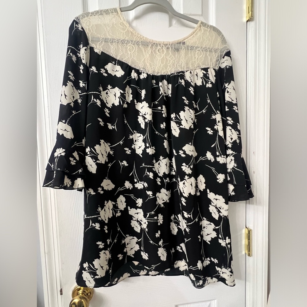 Suzanne Betro Black/Cream XL top lace detail